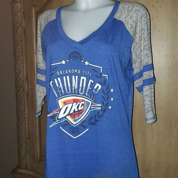 Oklahoma City Thunder NBA V-Neck Short Sleeve Tee-Shirt - Picture 2 of 7